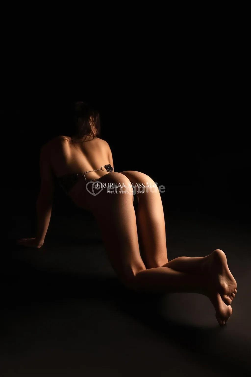 Erotická masérka Julia, 21 let - European massage, Praha 8 | EroGuide