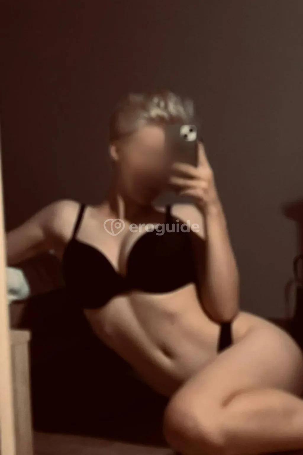 Erotická masérka Karolina, 20 let, Escort - Rabbit Hall, Praha 2 | EroGuide