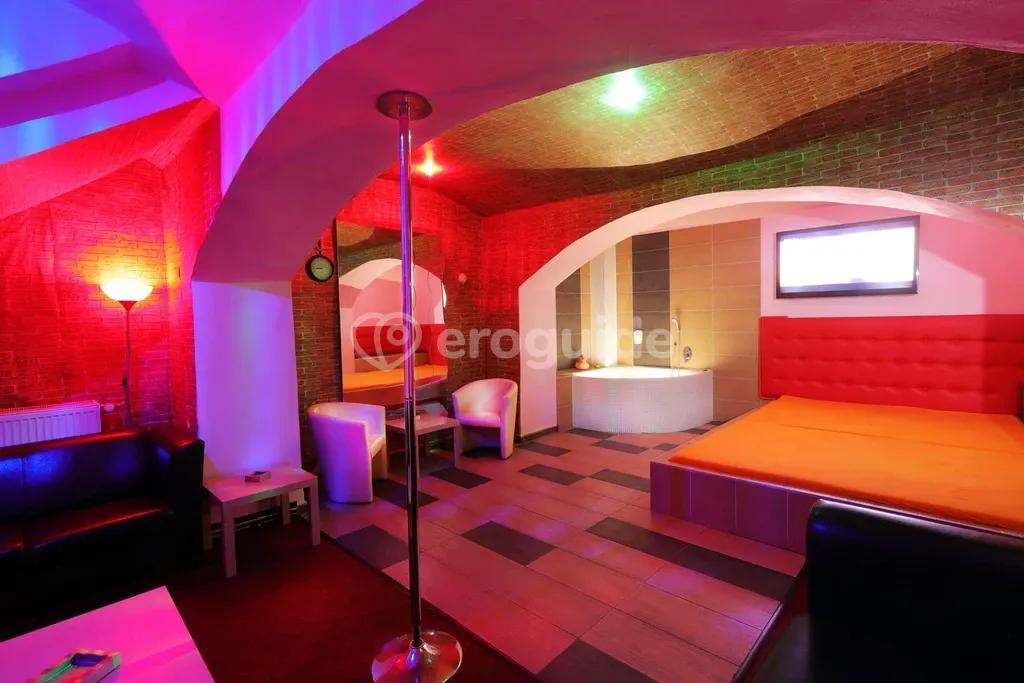 Erotický privát Neon club, Praha 2 | EroGuide